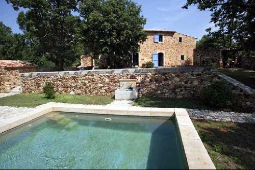 MAS DE PIERRE POUR PRODUCTION PHOTOGRAPHIQUE DANS LE LUBERON