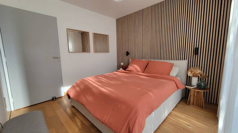 Chambre avec mur habillage bois pour shooting photo à Nantes