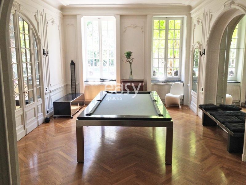 appartement avec parquet, moulure, cheminée pour production photos