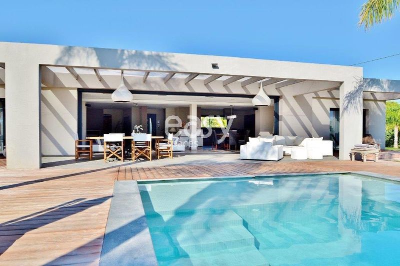 villa contemporaine avec piscine à louer à cannes 06