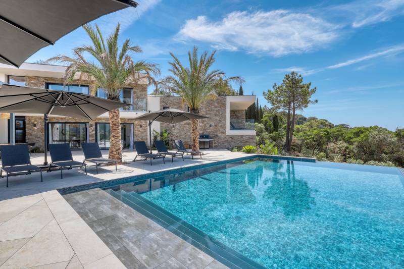 louer une villa contemporaine vue mer pour shooting saint tropez
