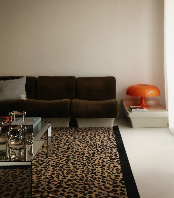 décor année 70 dans le centre de paris pour tournage