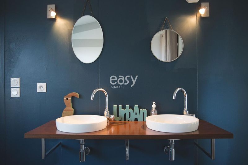 salle de bains avec des murs bleus pour productions photos dans le sud