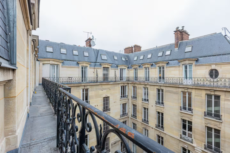 louer un appartement avec balcon vue sur les toits shooting paris
