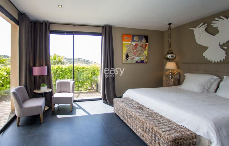 Chambre de maison moderne pour shooting photo et tournage saint tropez