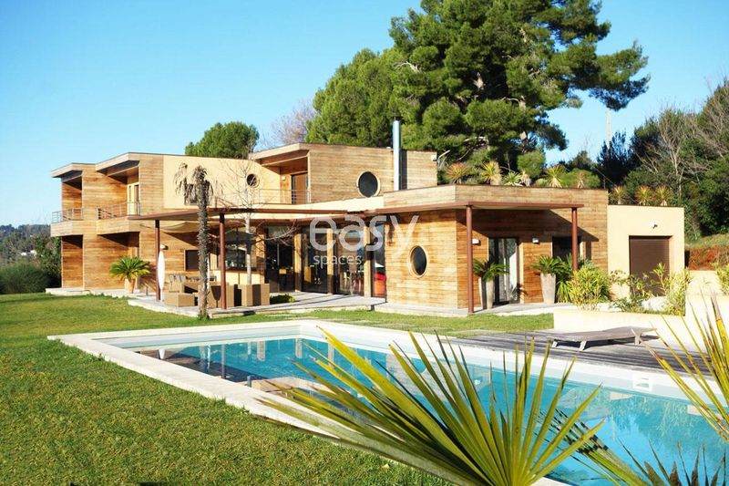 maison en bois contemporaine pour prises de vues