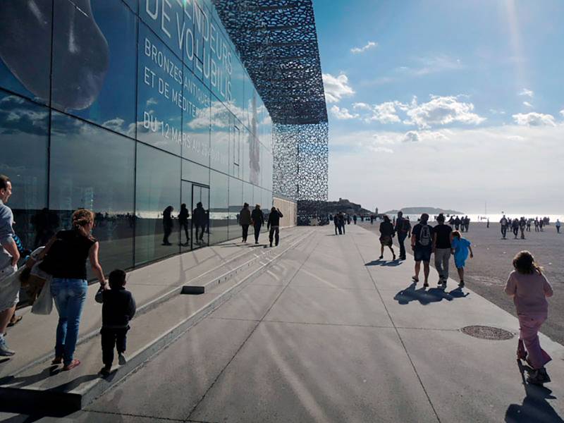 location lieux de tournage à Marseille: l' esplanade du JA et le Mucem