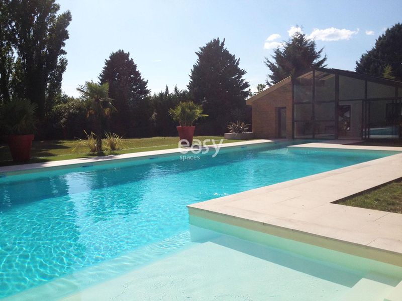 Locationde maison conteporaine avec piscine pour photo et tournage lyon