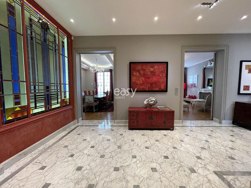 Entrée appartement haussmannien pour prise de vues photos à Paris