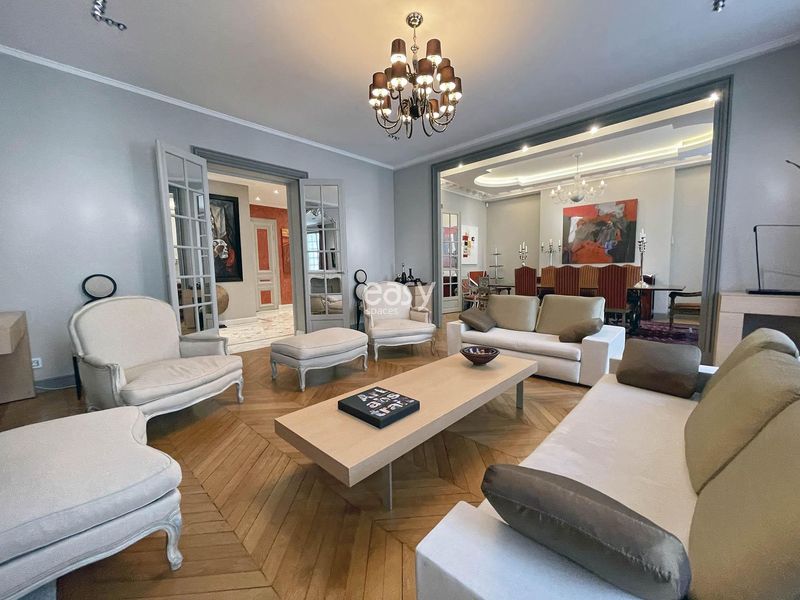 Appartement parquet moulure à louer pour shooting photos Paris 16e