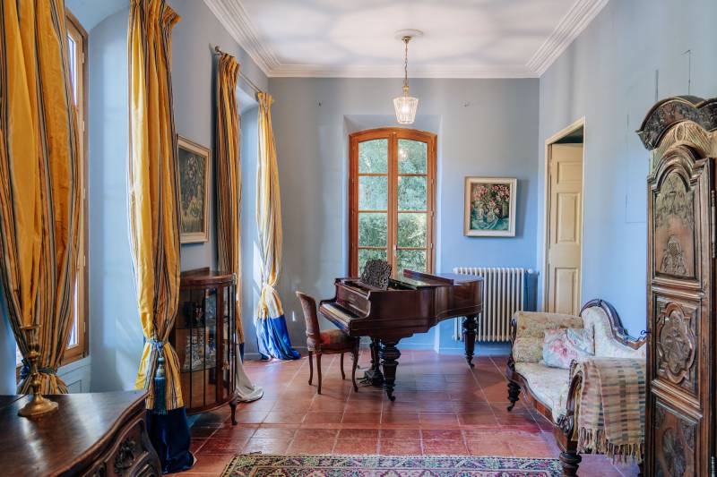 location de décor de type chateau pour tournage en PACA