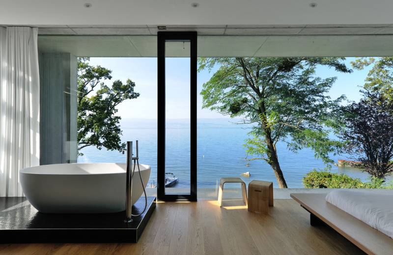 Salle de bain contemporaine avec vue sur un lac pour production photo et tournage
