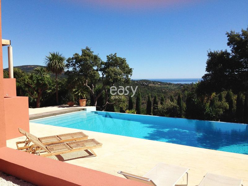 Maison contemporaine avec piscine vue mer tournage