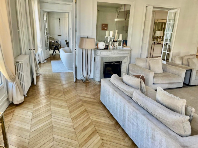 louer un appartement parquet moulure dans le centre de Paris