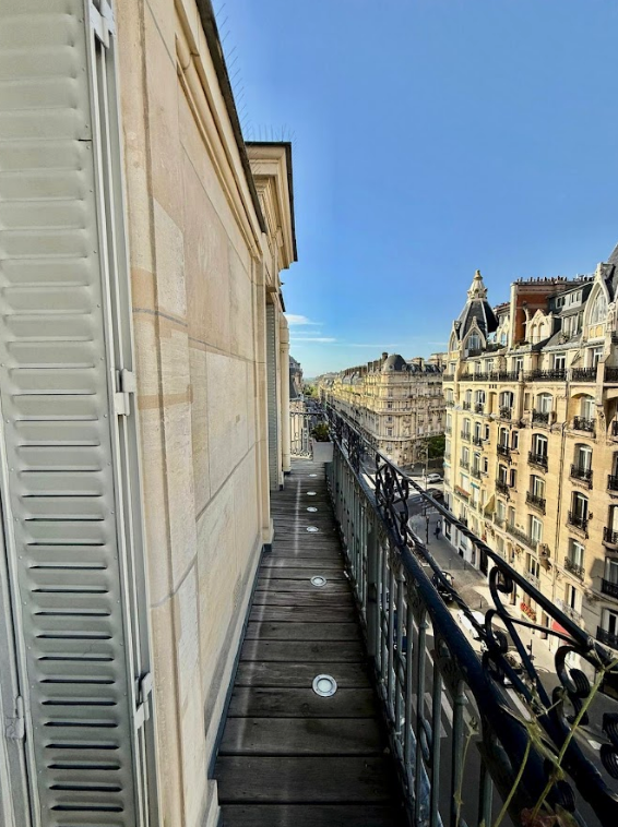 appartement parisien avec balcon pour shooting