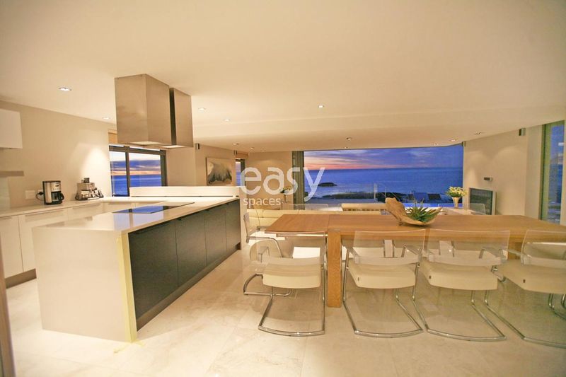 Où trouver une villa contemporaine avec vue mer pour tournages à l'étranger?