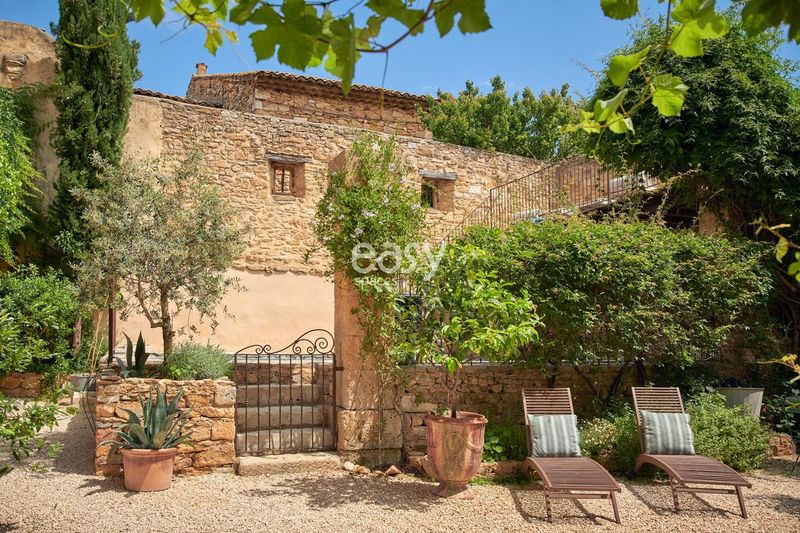 maison en pierre pour shooting nîmes