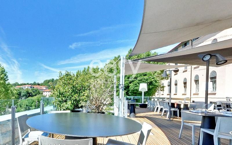 Décor avec grande terrasse panoramaique pour mobilier de jardin