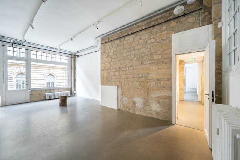 décor brutaliste à louer pour cocktail dinatoire paris