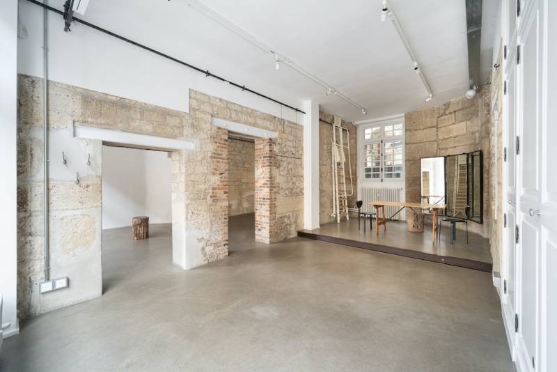 louer un décor brutaliste atypique paris