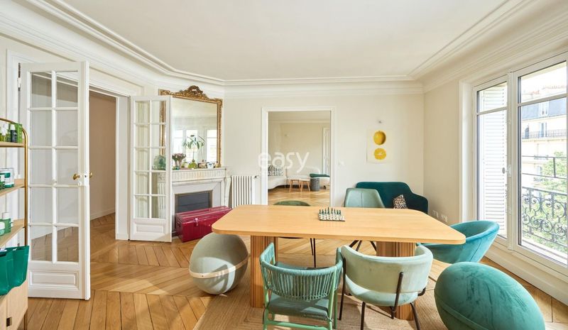 Appartement parquet moulures à louer pour shooting Paris