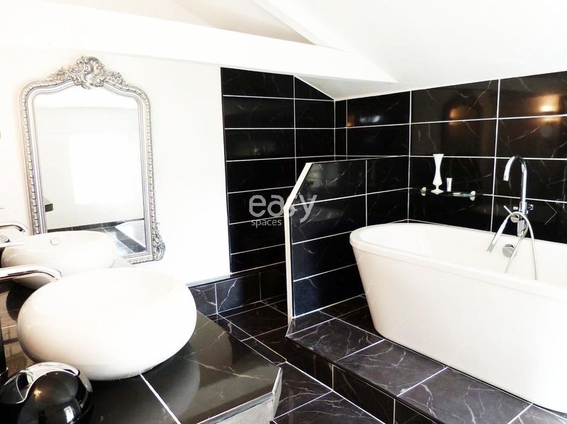 qui connaît une agence de lieux pour le cinéma ?