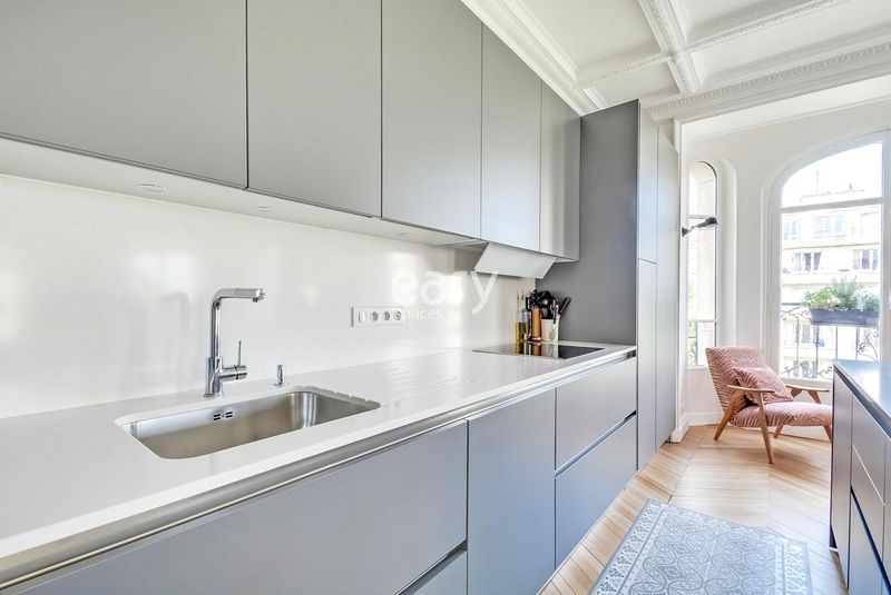 appartement parquet moulure tournage paris