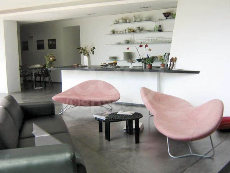 salon moderne avec cuisine américaine de villa moderne à louer aix marseille