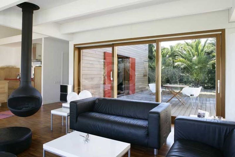 séjour villa moderne avec décoration design  marseille 13