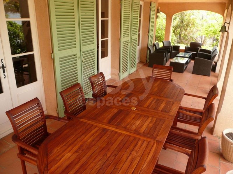 terrasse couverte avec salon de jardin et mobilier en teck