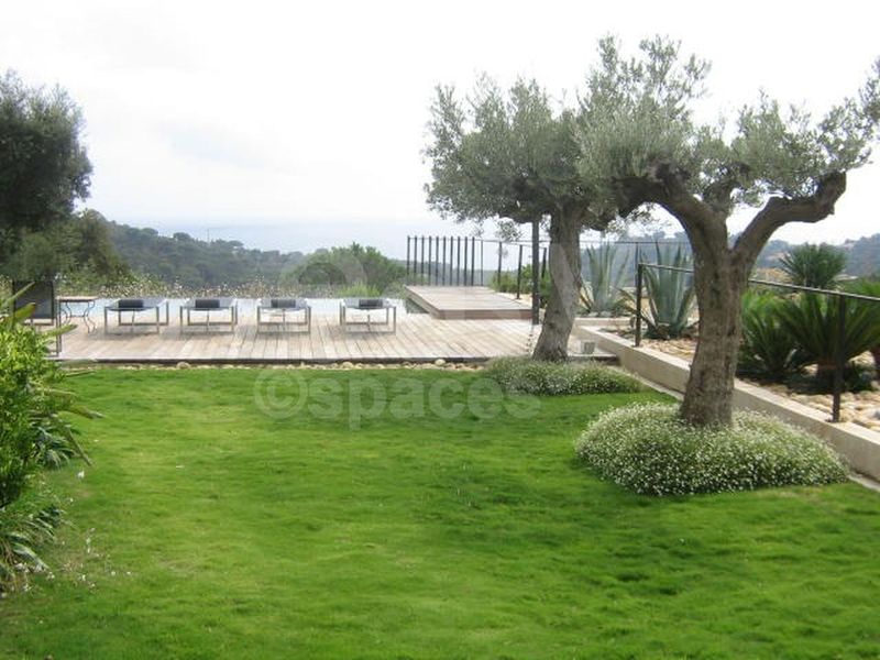 Jardin dans villa contemporaine pour production photographique saint tropez