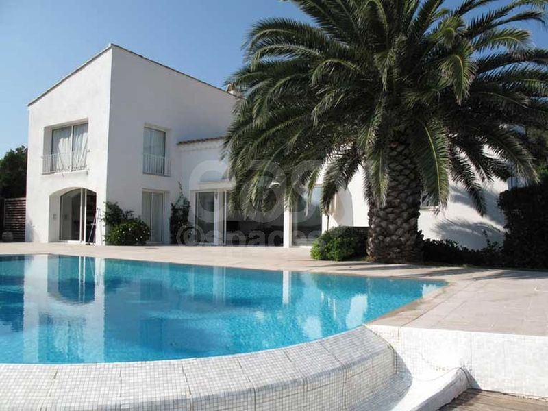 Maison  contemporaine avec terrasse en bois et piscine  vue mer Saint-Tropez