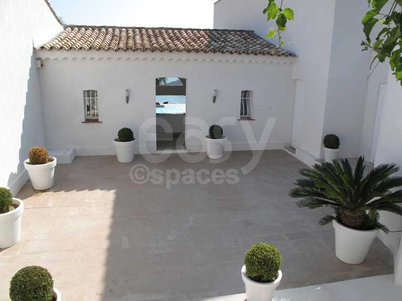 Entrée de maison Provençale moderne avec vue mer Saint-Tropez