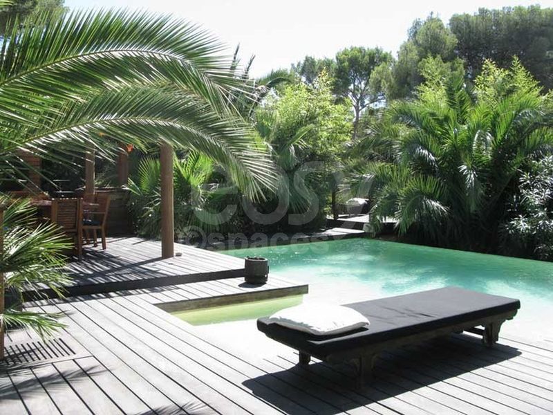 location maison contemporaine avec piscine et terrasse en bois marseille