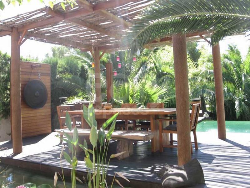 pergola avec coin repas jardin exotique maison moderne marseille