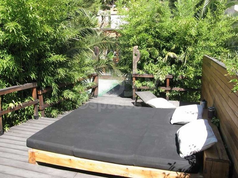 lit de jour dans jardin avec piscine et terrasses en bois exotique marseille
