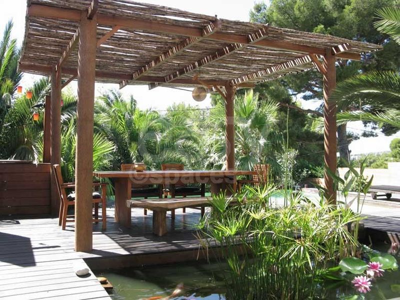 coin repas extérieur avec pergola maison contemporaine marseille