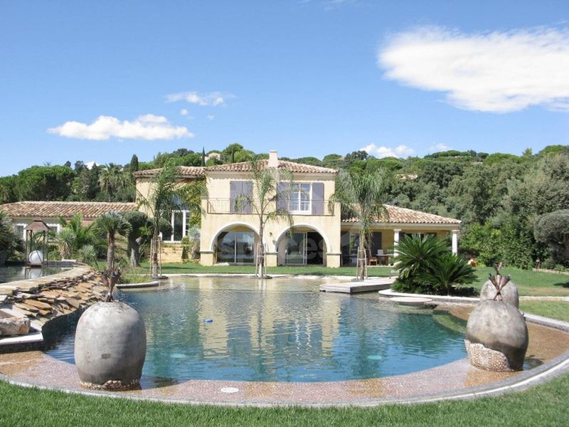 location de lieux de tournages et décors  saint tropez var france 83