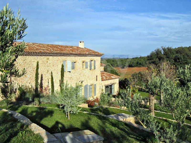 Louer une ferme contemporaine avec piscine dans le lubéron pour le cinéma