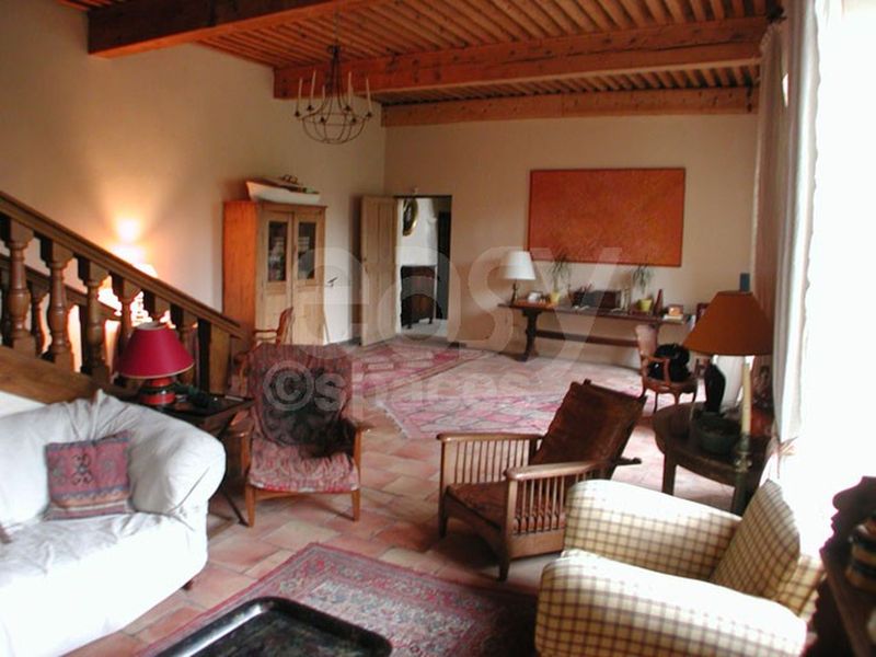 location de décor avec grande cour extérieur pour cinéma Arles