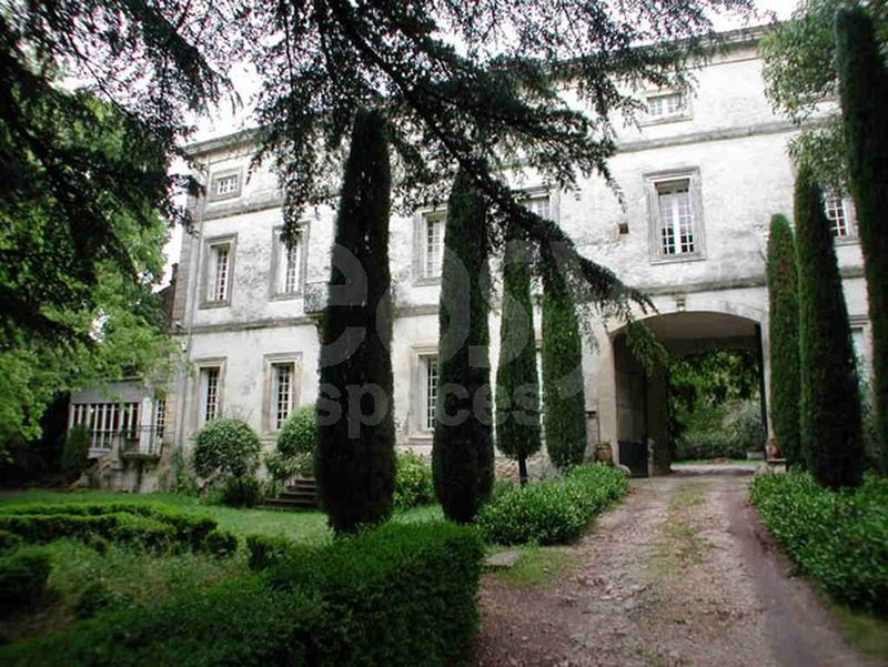 location de décor avec grande cour extérieur pour cinéma Arles