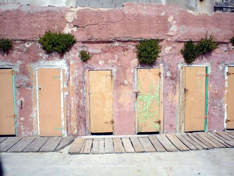 recherches de plages sauvages, agence de lieux marseille