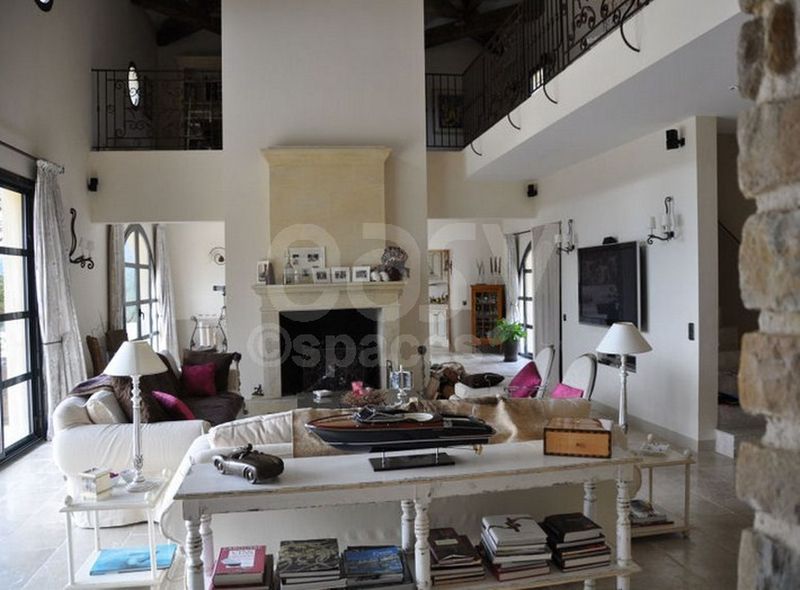 location de decor avec piscine dans le sud de la France pour photos Marseille Toulon