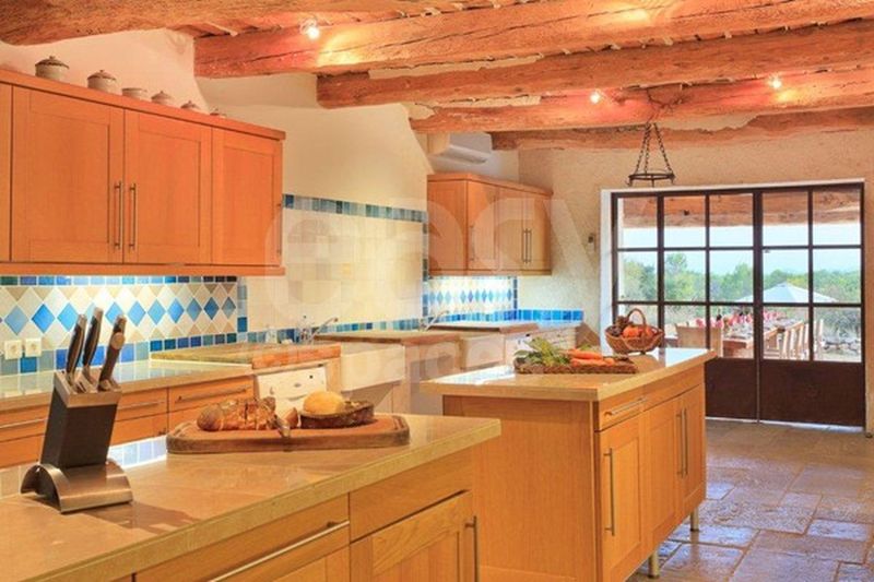 location de lieu avec piscine pour tournage de film dans le sud de la France Cannes