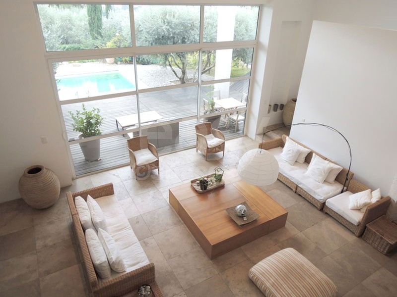 Faire un défilé de mode dans une villa dans le sud de la France