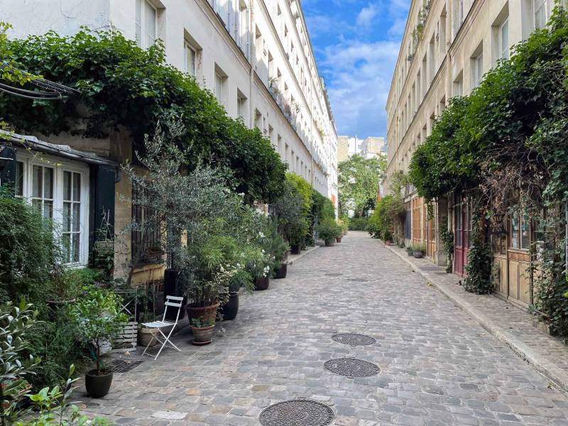 Belle rue de Paris avec de la verdure pour un shooting photo ou un tournage