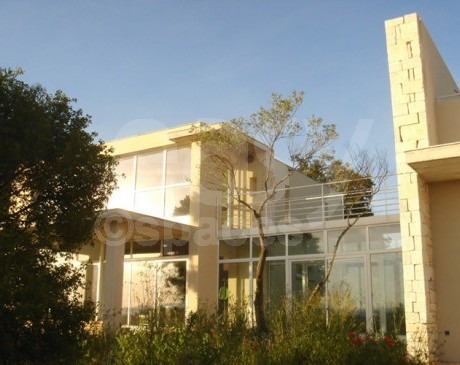 location villa  en pierres avec piscine près d' Avignon